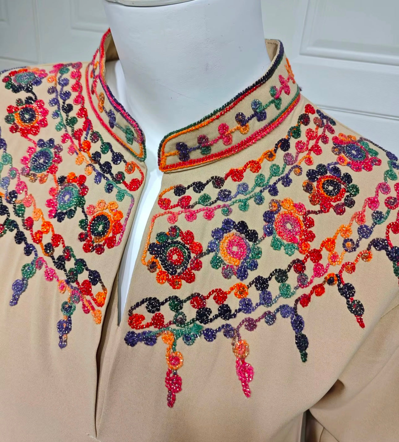 جلابية مع ياقة مزينة